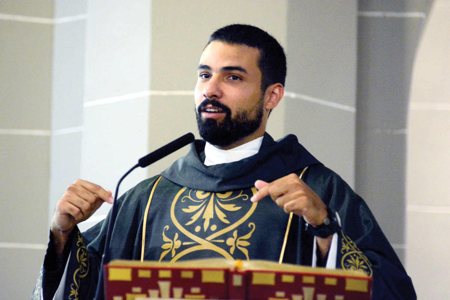 El padre Rodríguez, quien ahora es el nuevo párroco de la Anunciación, habla durante la misma misa.