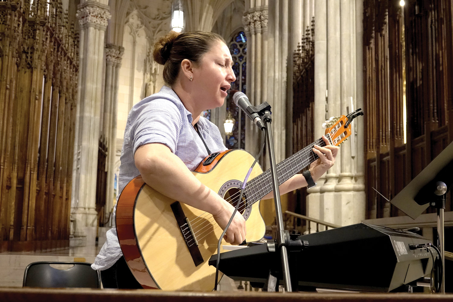Un cantante y guitarrista proporciona música litúrgica.