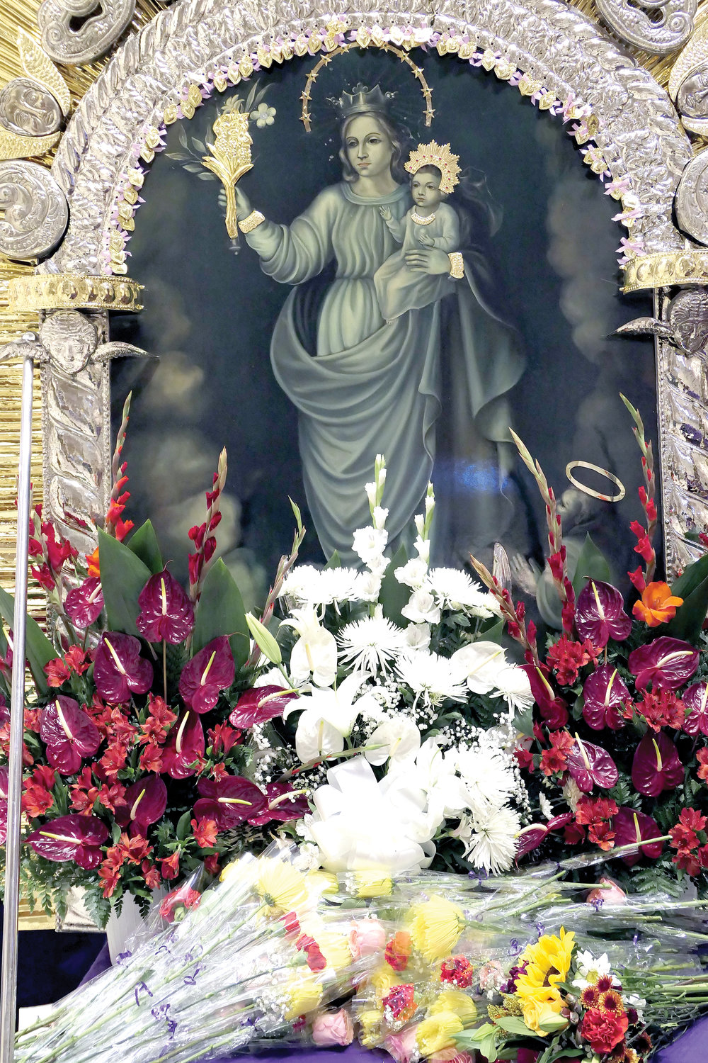 La otra parte del santuario presenta María con el Niño Jesús.