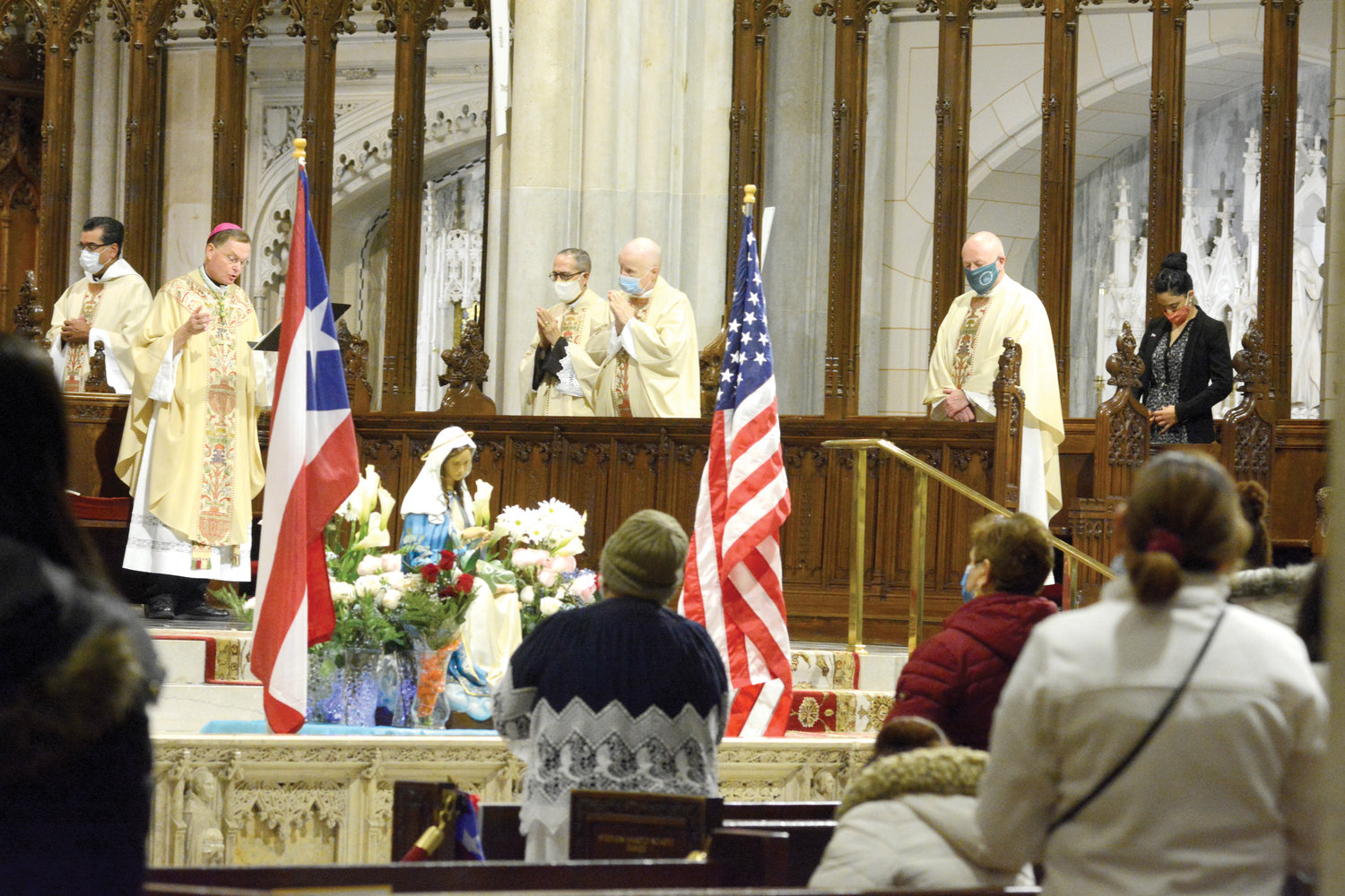 NUESTRA SEÑORA DE LA PROVIDENCIA—El obispo auxiliar Edmund Whalen celebra la 40ª misa anual de Nuestra Señora de la Providencia el 15 de noviembre en la Catedral de San Patricio. En el santuario hay una estatua de Nuestra Señora de la Providencia entre las banderas de Puerto Rico y los Estados Unidos. Nuestra Señora de la Providencia es la patrona de Puerto Rico.