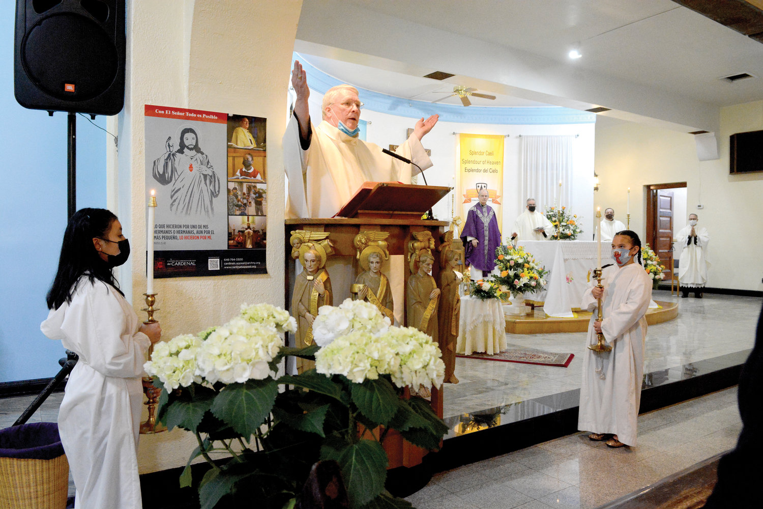 CELEBRACIÓN CENTENARIO—La parroquia de San Simón Stock en el Bronx celebró su aniversario de 100 años el 20 de marzo. El padre Michael Kissane, O.Carm., el pastor, habla durante la misa.