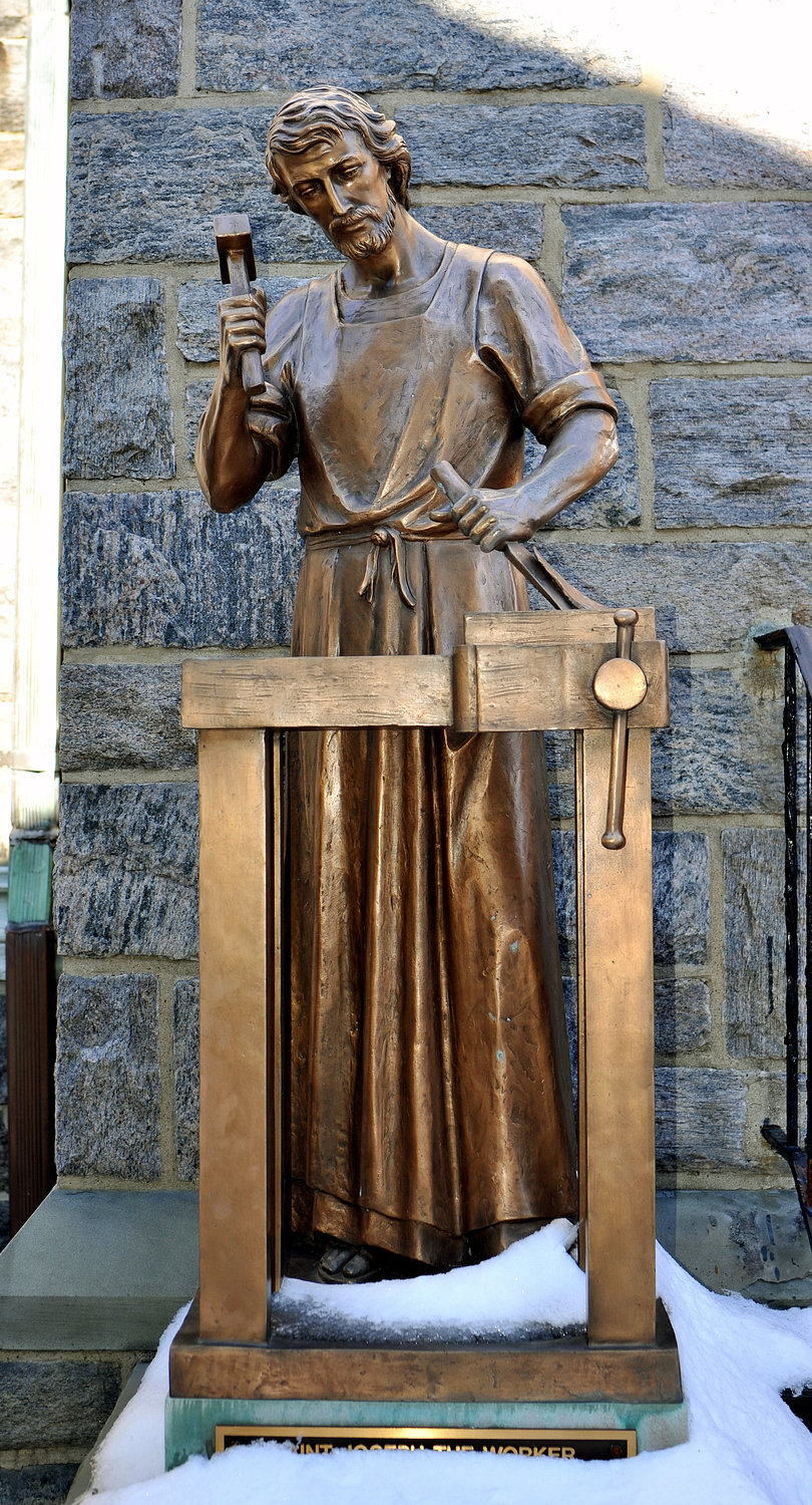 DURO EN EL TRABAJO—Una estatua de bronce al aire libre en la iglesia de San José en Bronxville muestra el patrón parroquial trabajando en un proyecto de carpintería.