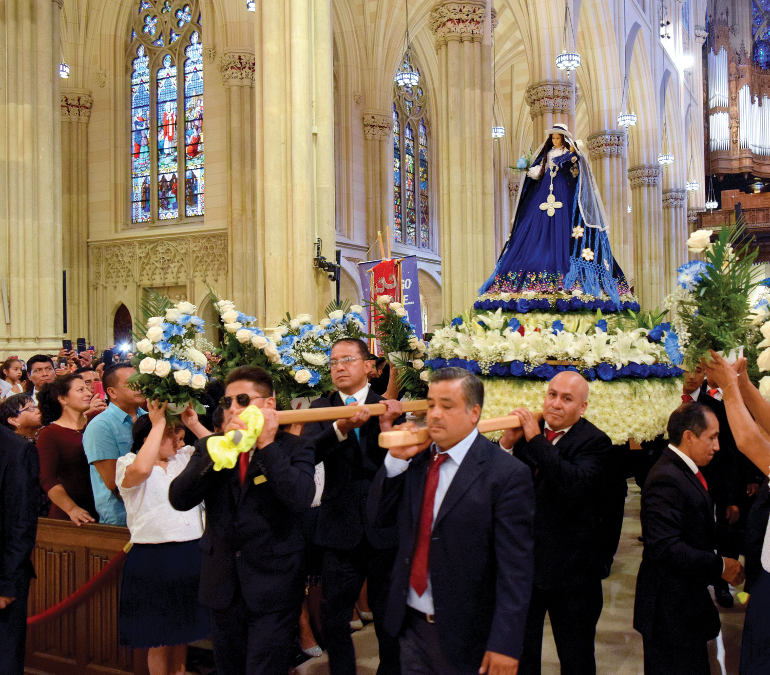 FE Y PATRIA—La estatua nacional de Nuestra Señora de El Cisne es cargada en 2019 durante la misa anual en la Catedral de San Patricio honrando a la patrona de Ecuador. La misa de este año está programada para domingo, 26 de septiembre a las 4 p.m. El cardenal Dolan servirá como celebrante principal.