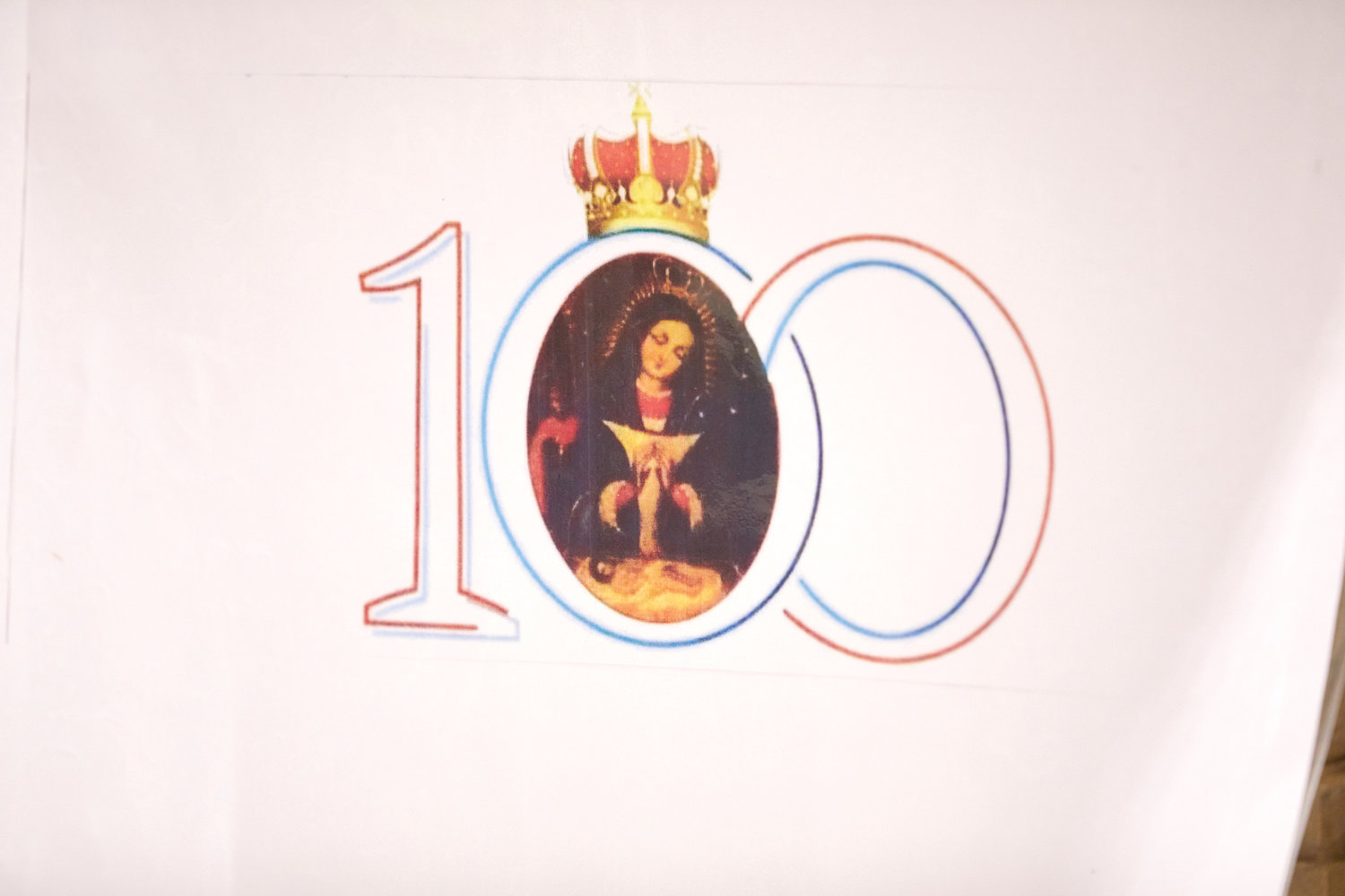 Imágenes de Nuestra Señora de la Altagracia, patrona de la República Dominicana, con el número 100 conmemoran el siglo desde la coronación canónica del retrato histórico de María en una Escena de Navidad.