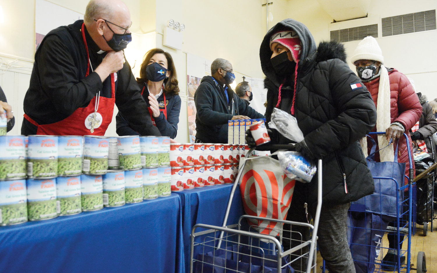 Cardinal Dolan and New York state Gov. Kathy Hochul distribute food to go along with the 1,000 turkeys given to families at Catholic Charities of New York’s annual Thanksgiving turkey distribution at Lt. Joseph P. Kennedy Community Center in Harlem Nov. 23.