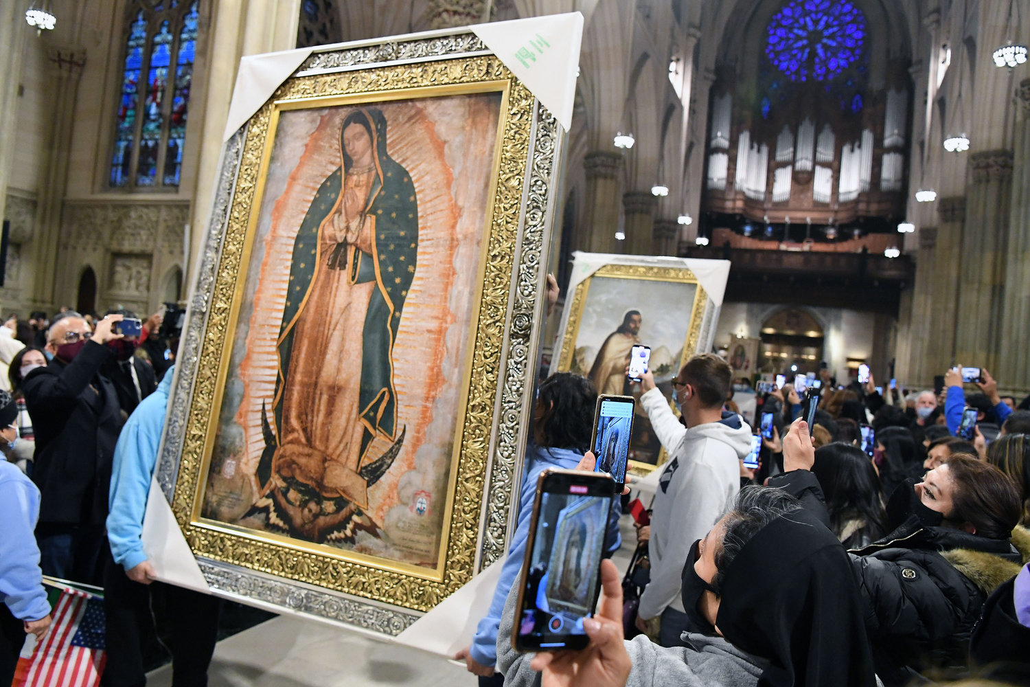 El obispo Castro también fue el celebrante principal. Un retrato grande de Nuestra Señora de Guadalupe y uno de San Juan Diego, eran parte de la procesión de entrada. Los retratos fueron regalos para la Arquidiócesis de Nueva York de parte de la Conferencia Episcopal de México.