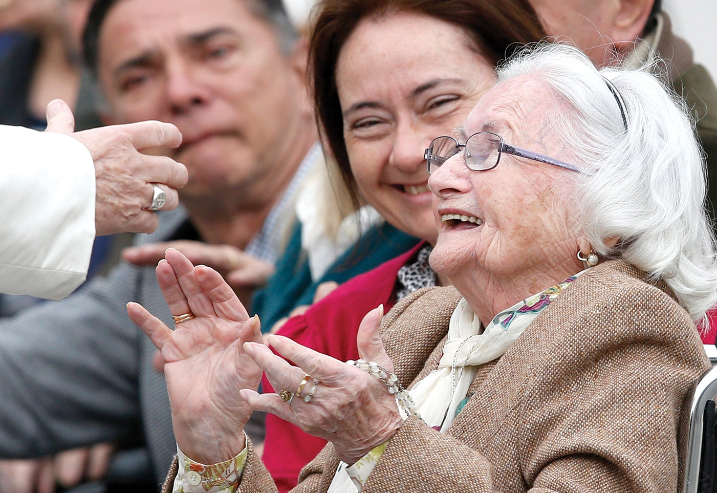 Alegría—Una anciana reacciona cuando se encuentra con el papa Francisco durante su audiencia general en La Plaza de San Pedro en el Vaticano en esta foto de archivo del 22 de marzo de 2017.