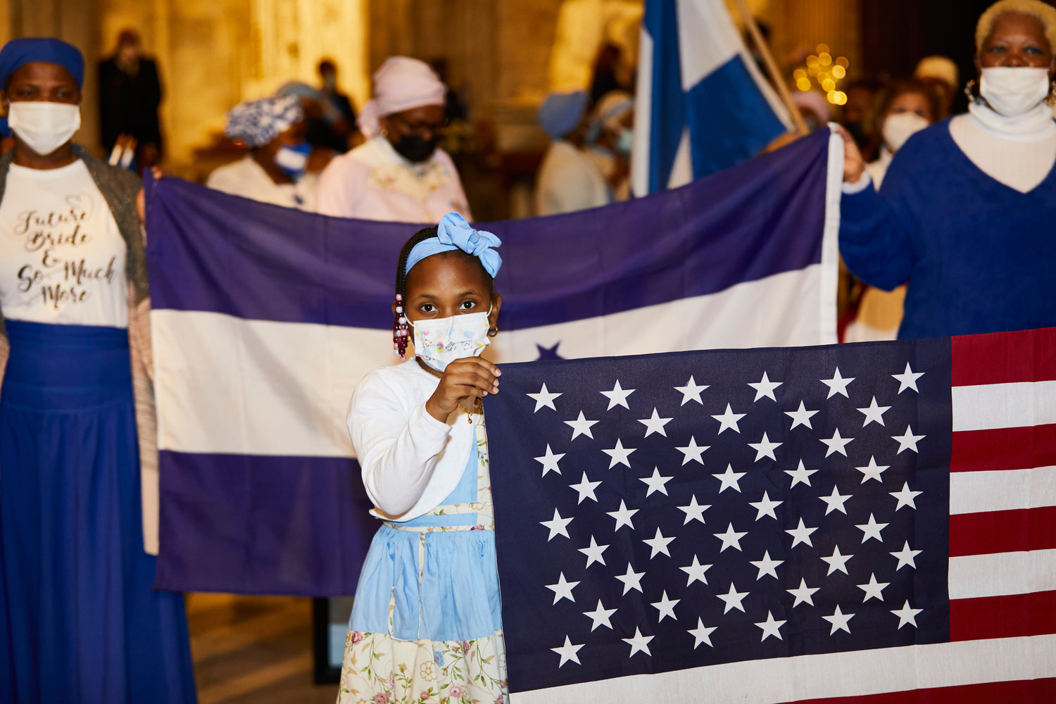 Las banderas de Honduras y los Estados Unidos se presentan durante la procesión de entrada.