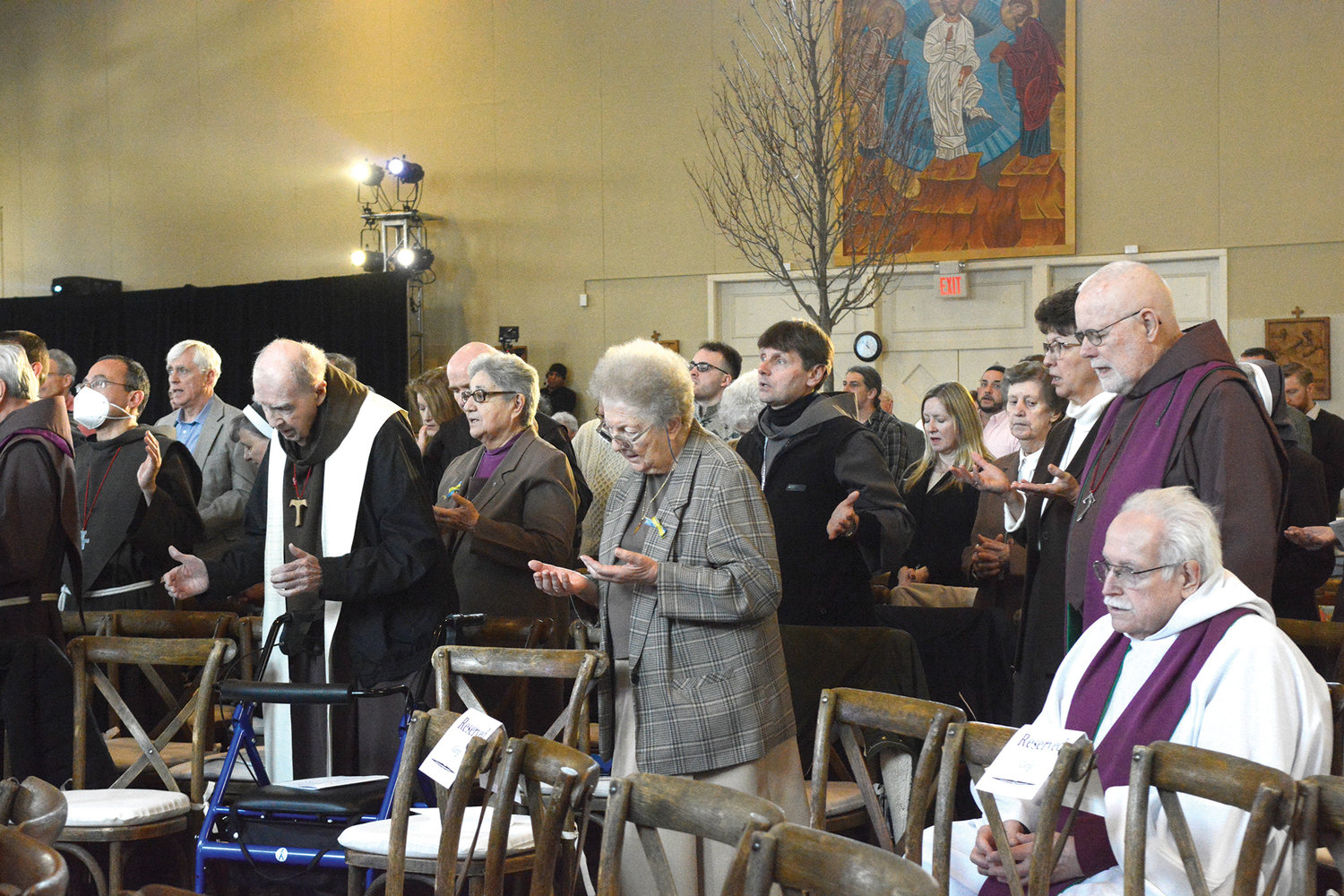 The friars and Franciscan Sisters of the Atonement pray at the Mass.