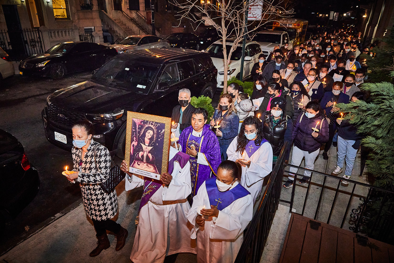 Una procesión de calle siguió una misa de vigilia en español el 19 de marzo en Nuestra Señora de Lourdes en la calle 142 oeste en Manhattan. En la misa y la procesión fue presentada una imagen de Nuestra Señora de la Altagracia, patrona de la República Dominicana, que ha estado en peregrinación en la arquidiócesis.