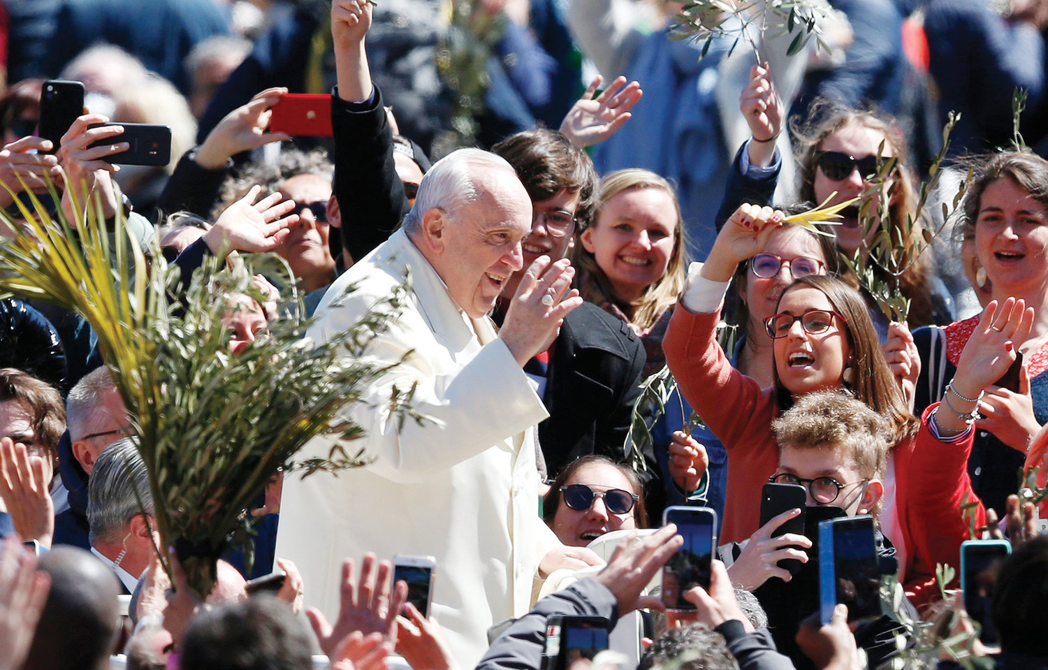 DOMINGO DE RAMOS—El Papa Francisco saluda a la multitud después de celebrar la Misa del Domingo de Ramos en la Plaza de San Pedro el 10 de abril.