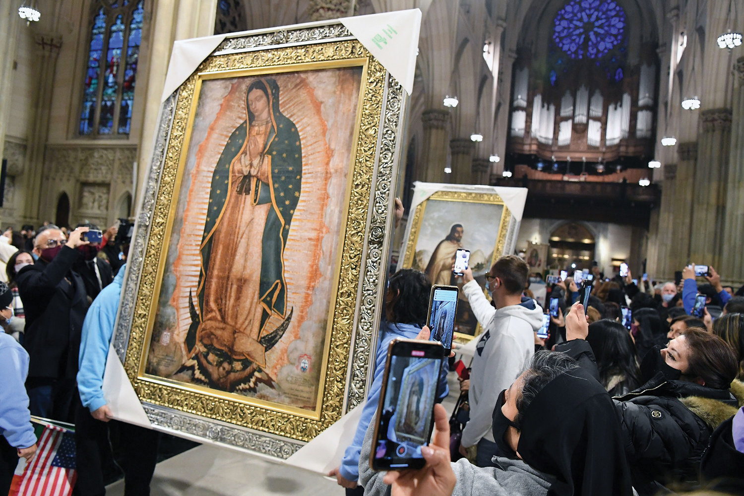 La procesión de entrada de la misa de Nuestra Señora de Guadalupe el diciembre pasado en la Catedral de San Patricio, arriba, incluyó un retrato grande de María y uno de San Juan Diego. Los retratos fueron regalos a la Arquidiócesis de Nueva York de parte de la Conferencia Episcopal de México.