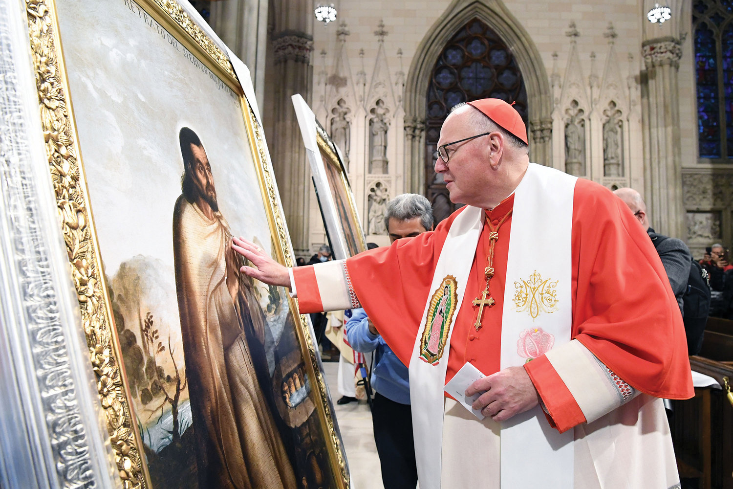 El cardenal Dolan refleja ante el retrato de San Juan Diego.