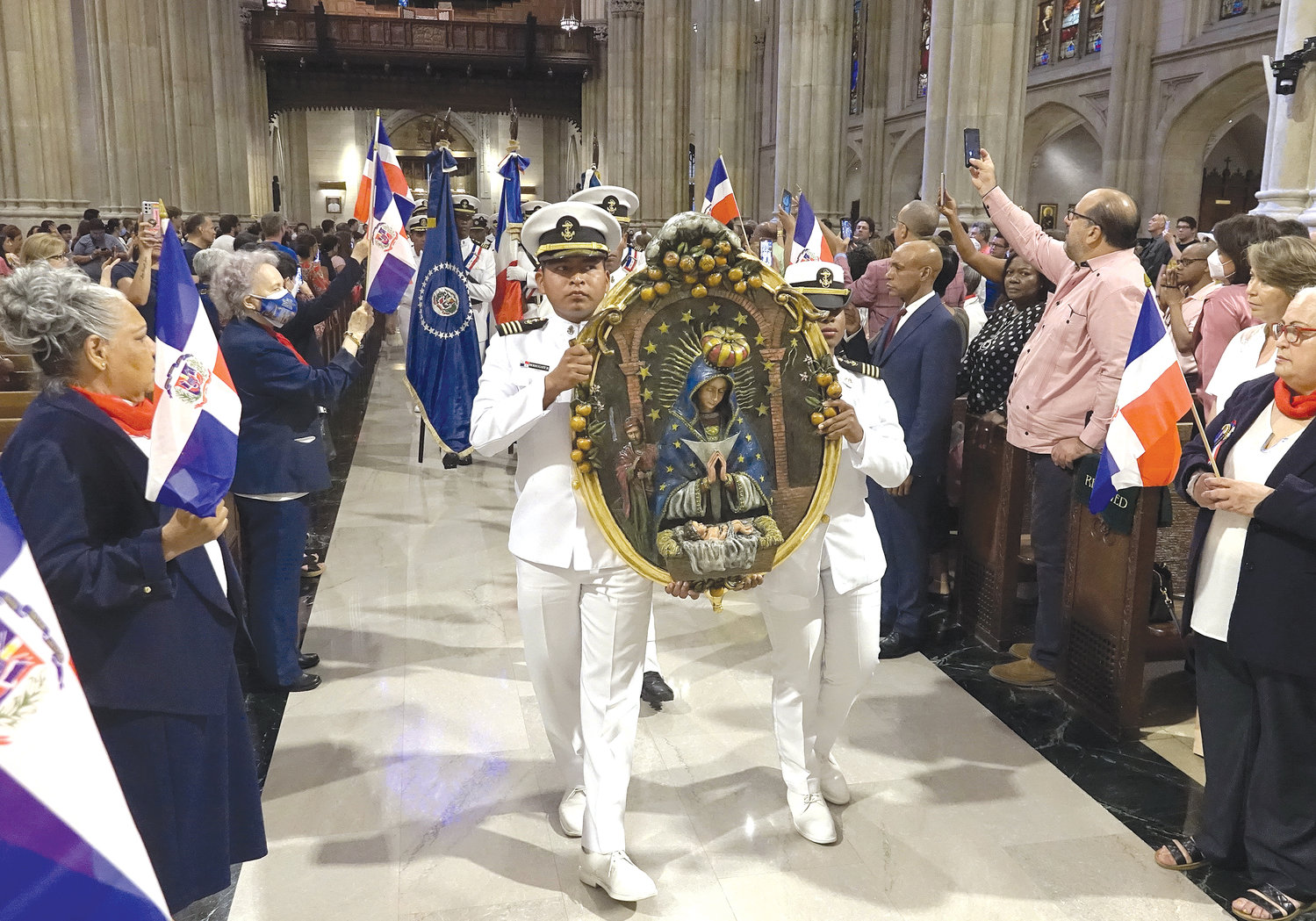 La procesión de entrada, incluyó una imagen de Nuestra Señora de la Altagracia y cadetes y oficiales de la Marina de la República Dominicana.