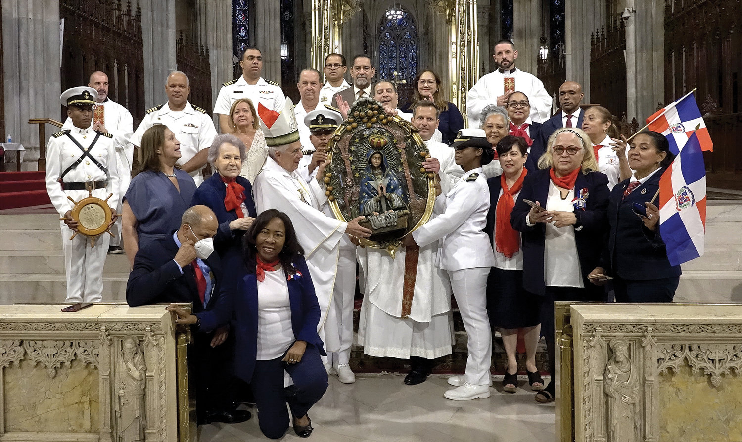Grupales que se tomaron con el obispo, el padre Enrique Salvo, rector de la catedral, los infantes de marina y miembros del Comité arquidiocesano de Nuestra Señora de la Altagracia.