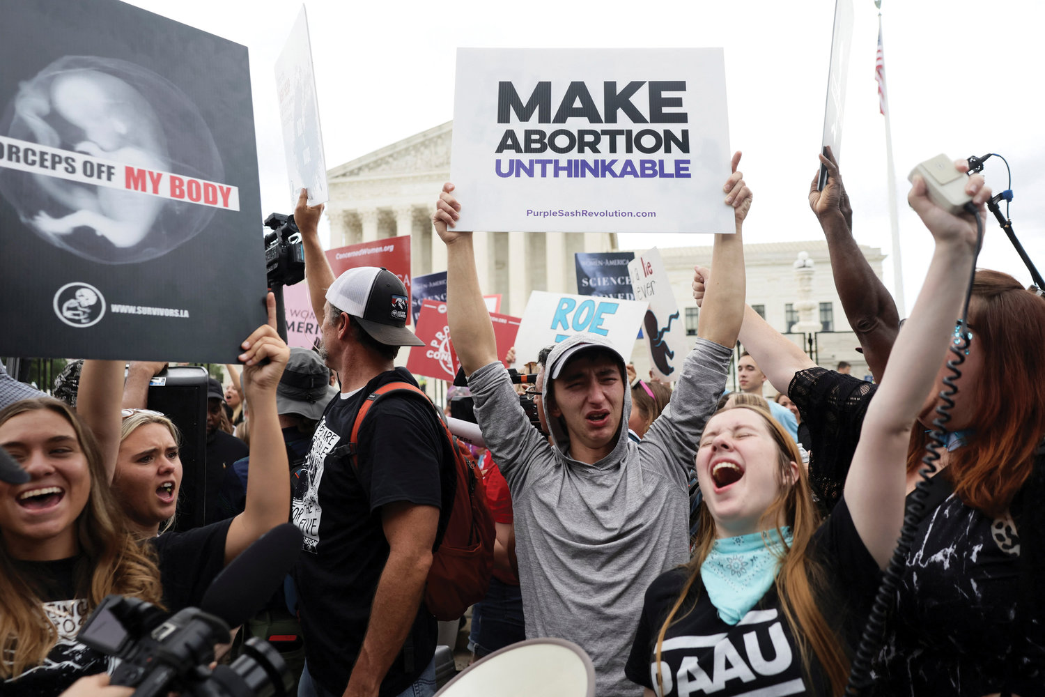 AFIRMANDO LA VIDA—Manifestantes de pro-vida en Washington, D.C. celebran fuera de la Corte Suprema el 24 de junio mientras la corte anuló la decisión histórica Roe v. Wade sobre el aborto.