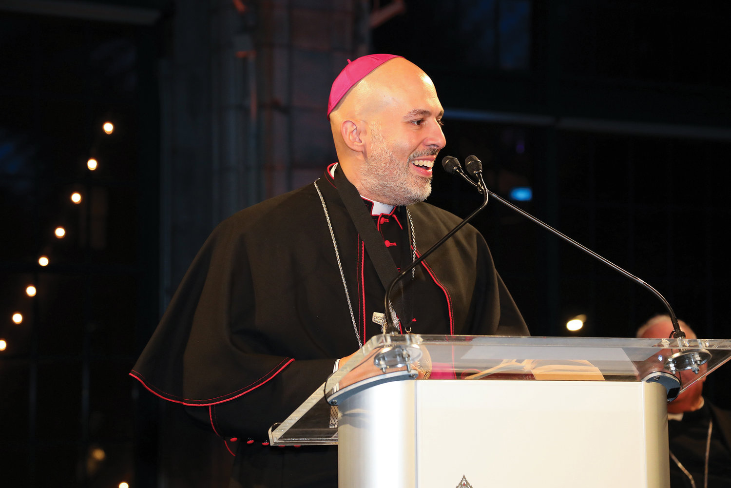 El obispo auxiliar Joseph A. Espaillat pronuncia su discurso de aceptación el 7 de noviembre en la cena de entrega de premios del Fondo de Becas Pierre Toussaint en Manhattan.